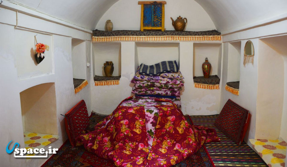 نمای اتاق کرسی اقامتگاه بوم گردی مسین بابا - روستای بیابانک - سرخه - سمنان